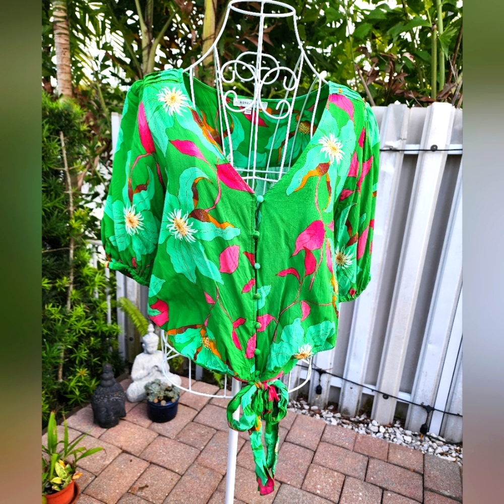 Rose +Olive Women's Button crop top, size Large, floral pattern-EUC